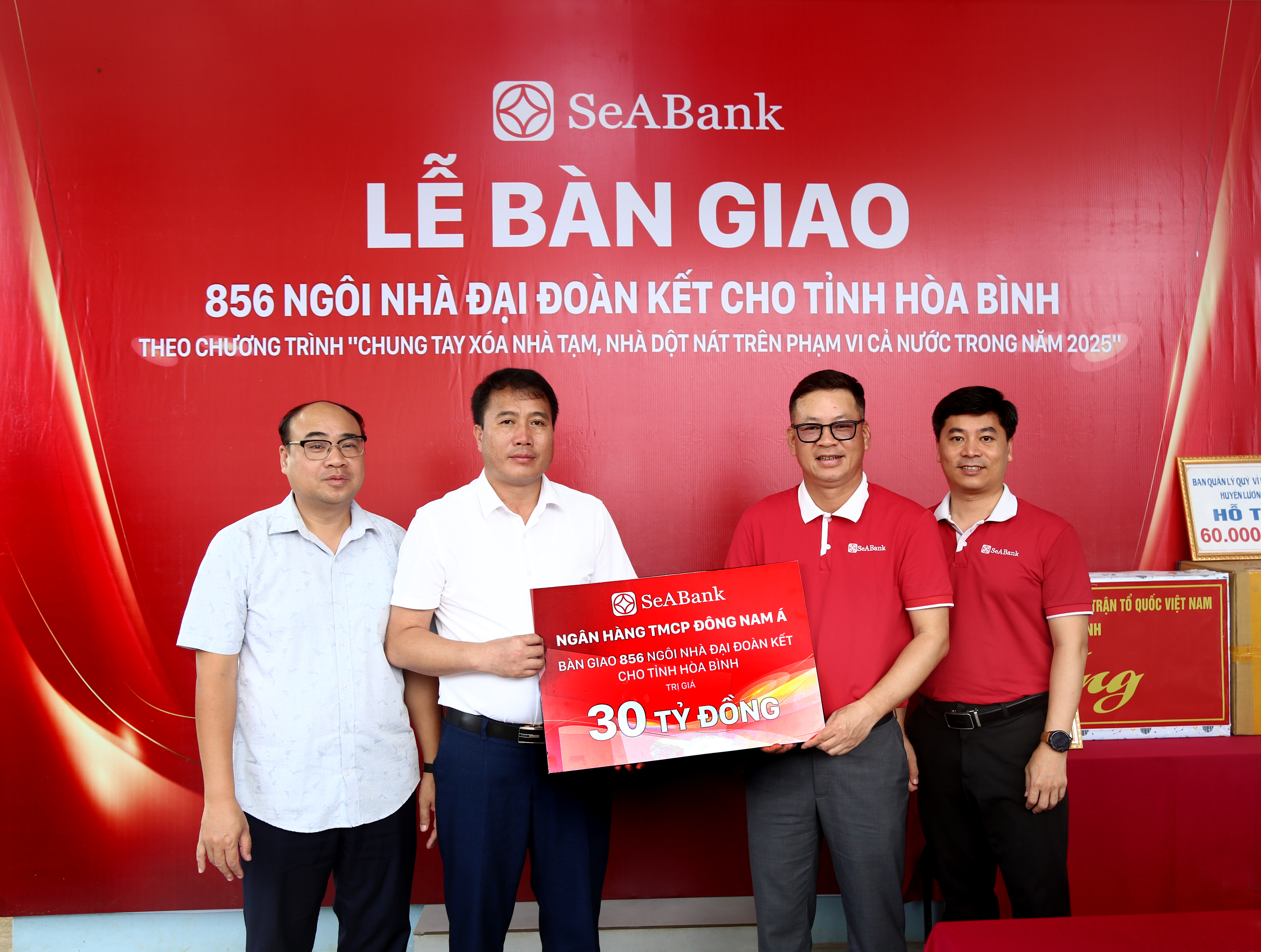 SeABank officially hands over 856 charity homes to disadvantaged families in Hoa Binh province