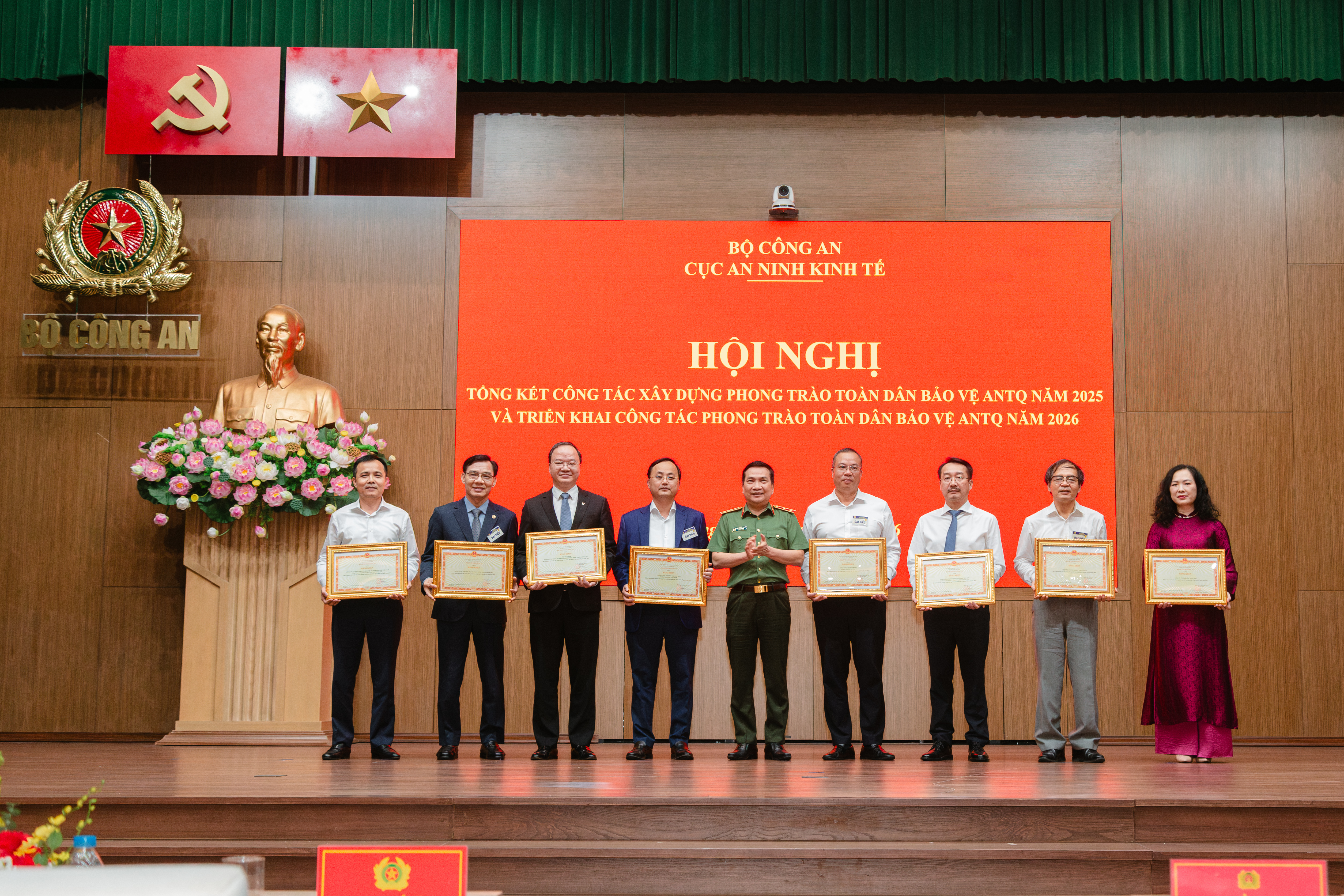 SeABank was awarded a Certificate of Merit by the Ministry of Public Security for its contributions to national security protection.
