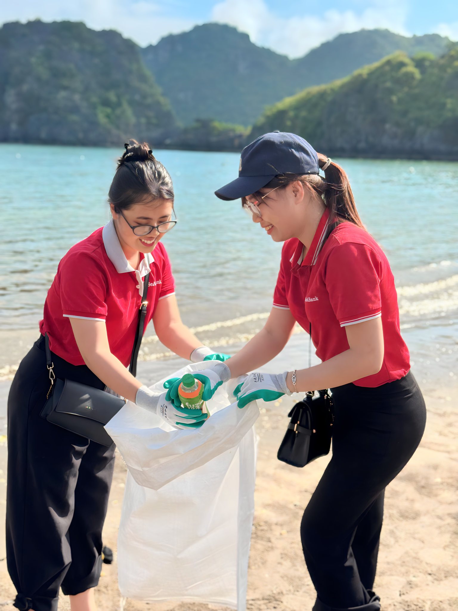 Cán bộ nhân viên SeABank chung tay làm sạch 11 bãi biển vì môi trường xanh