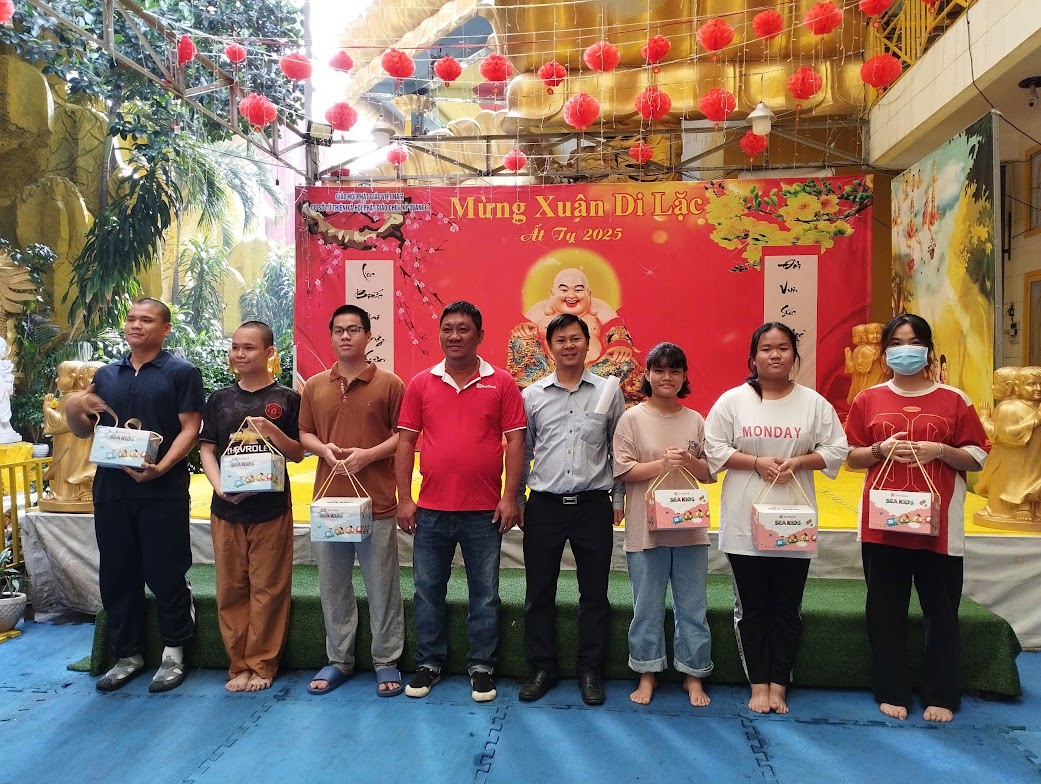 SeABank's Dream Incubation Fund gave Tet gifts to 132 studious students