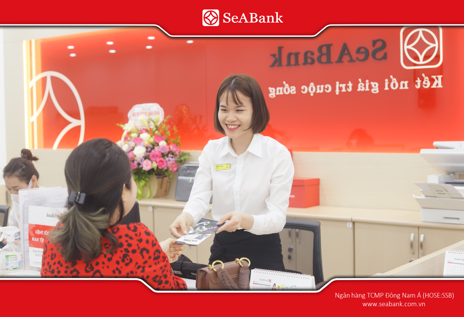 Bạn có thể đến ngân hàng để được tư vấn chi tiết về hạn mức và biểu phí của thẻ Visa Platinum