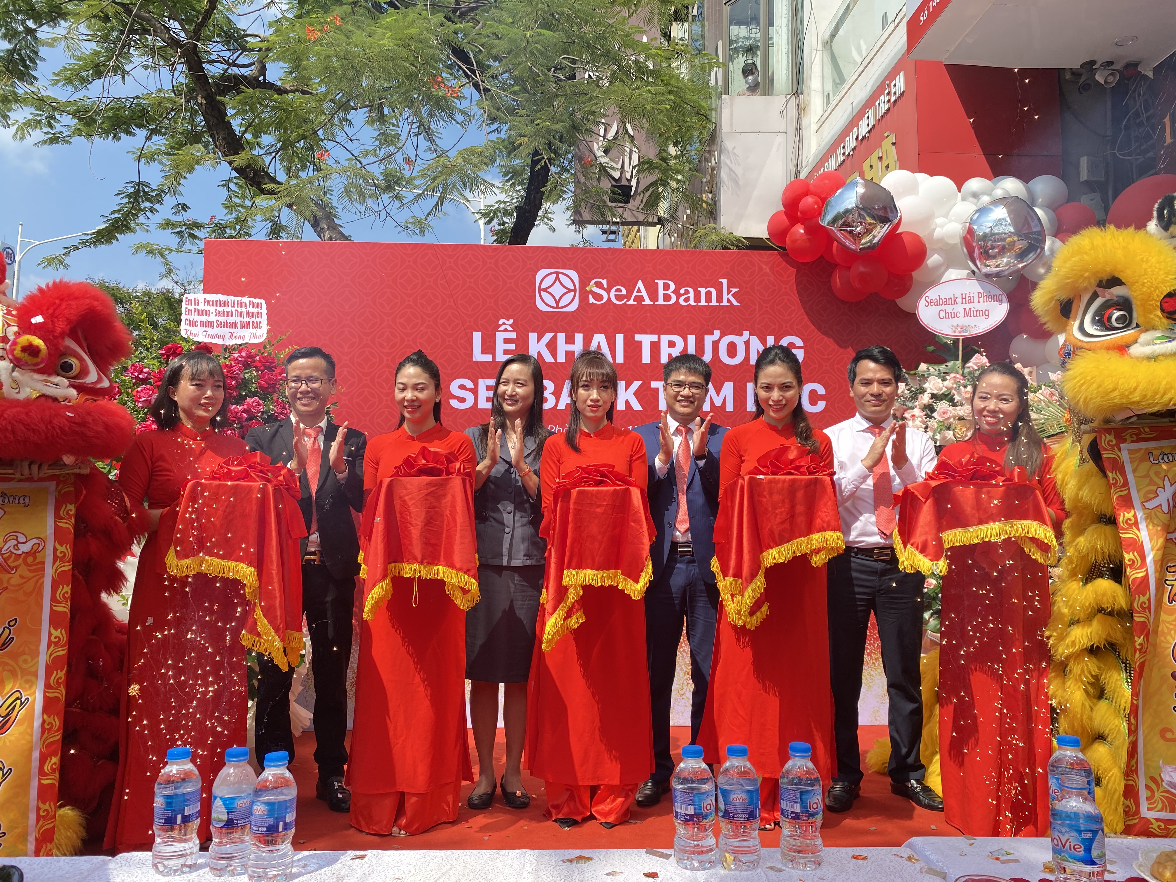 SeABank Tam Bạc rực rỡ sắc đỏ trong ngày khai trương