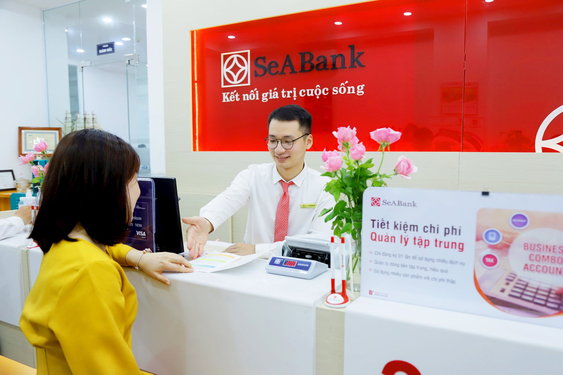 Khách hàng có thể đến trực tiếp chi nhánh hoặc văn phòng của Ngân hàng SeABank khi muốn đăng ký dịch vụ thanh toán online bằng thẻ tín dụng.