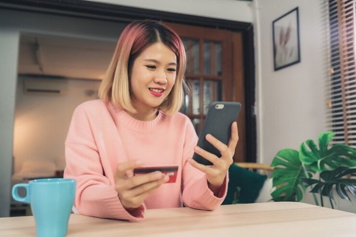 Để thanh toán tiền nước online bạn cần sở hữu thiết bị điện tử thông minh và tài khoản ngân hàng cùng số dư khả dụng