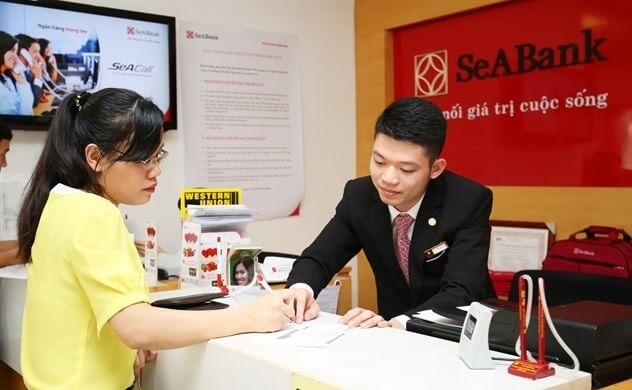 Gửi tiết kiệm tại quầy, khách hàng sẽ được nhân viên ngân hàng hướng dẫn chi tiết và tận tình nhưng bạn sẽ mất thời gian đi và chờ đợi.