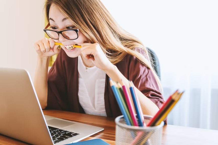 Hai vợ chồng sẽ tiết kiệm hiệu quả nếu hạn chế mua sắm trực tuyến