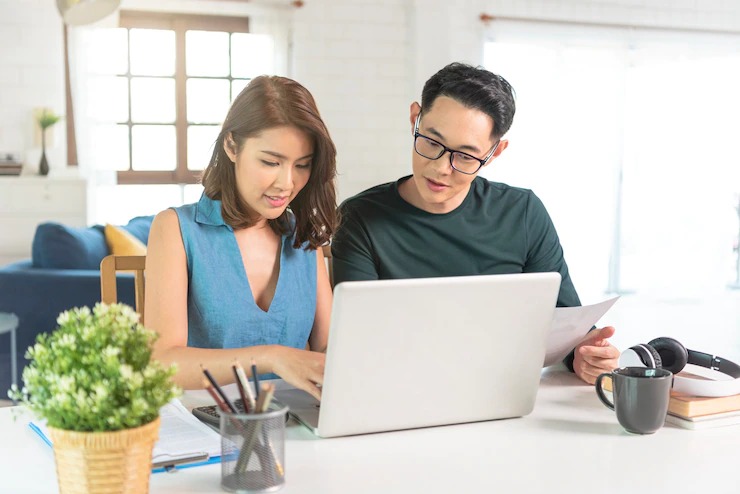 Hai vợ chồng sẽ chủ động hơn trong chi tiêu nếu lên danh sách mua sắm hàng ngày, hàng tuần, hàng tháng theo nhu cầu