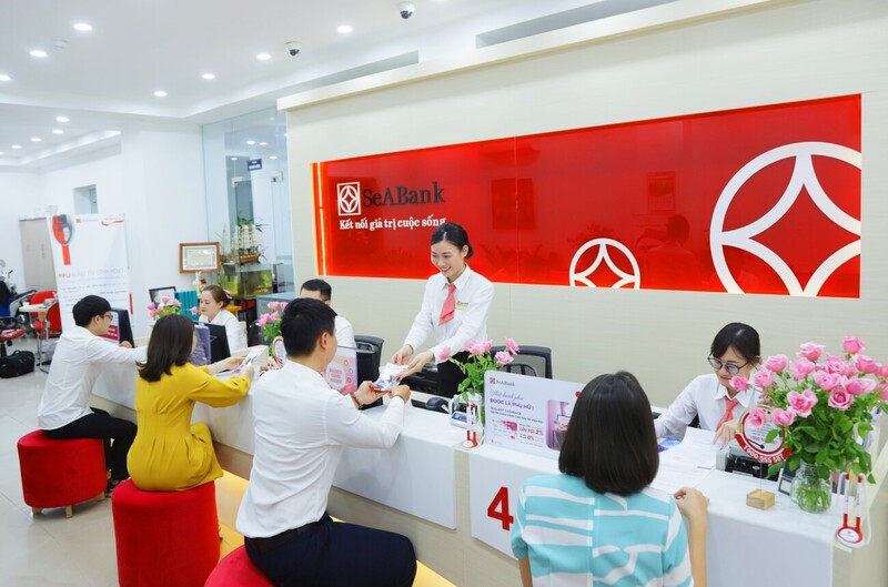 Mở sổ tiết kiệm trực tiếp tại quầy đòi hỏi khách hàng phải mang giấy tờ đến trực tiếp quầy giao dịch để làm thủ tục.