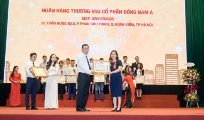 Bà Nguyễn Thị Thu Hương - Phó Tổng Giám đốc SeABank nhận bằng khen tại buổi lễ