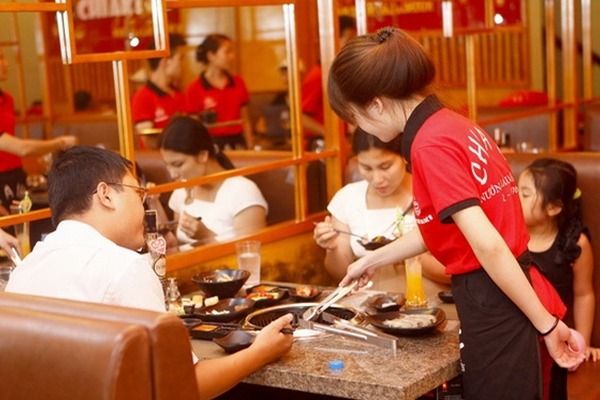 Rất nhiều bạn sinh viên lựa chọn công việc phục vụ bàn tại các nhà hàng, quán ăn để tăng thêm thu nhập