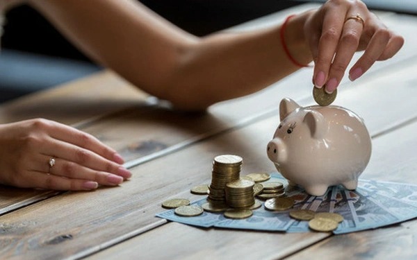 Sinh viên nên sử dụng tiền mặt thay vì các hình thức thanh toán trực tuyến để biết cách tiết kiệm và kiểm soát chi tiêu hơn.