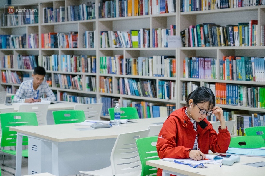 Để tiết kiệm chi phí mua giáo trình, nhiều sinh viên đã lựa chọn mượn sách miễn phí từ thư viện nhà trường