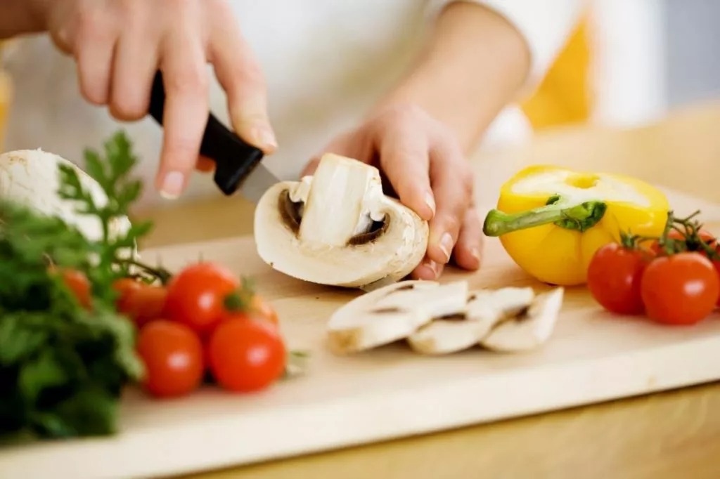 Tự nấu ăn tại nhà giúp sinh viên tiết kiệm chi phí ăn uống và bảo đảm sức khỏe hơn so với ăn hàng