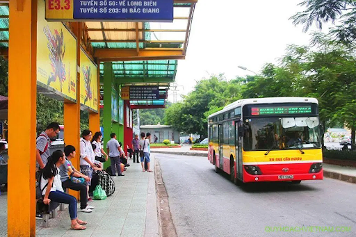 Xe bus là phương tiện công cộng phù hợp nhất dành cho sinh viên